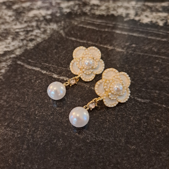 Flower earrings with dangling white pearl like beads - Picture 4 of 6